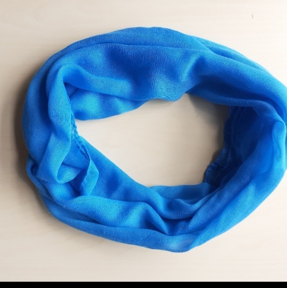 4 Scarfs! - Picture 3 of 8